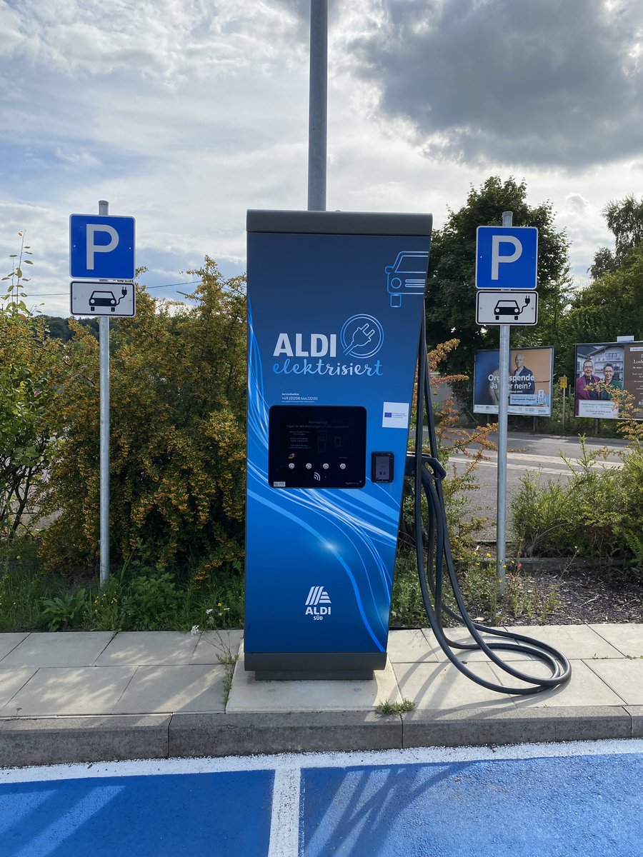 DriveGreen80167's tweet photo. Across from Lidl in Merzig, Germany, Aldi has a 1x HYC 200 Alpitronic charger with 2 guns. Super easy—just tap your card to charge at 0.47€/kWh. Works even when the shop’s closed! #EVCharging #Merzig #alwaysbecharging https://t.co/AY1NUAYVGK
