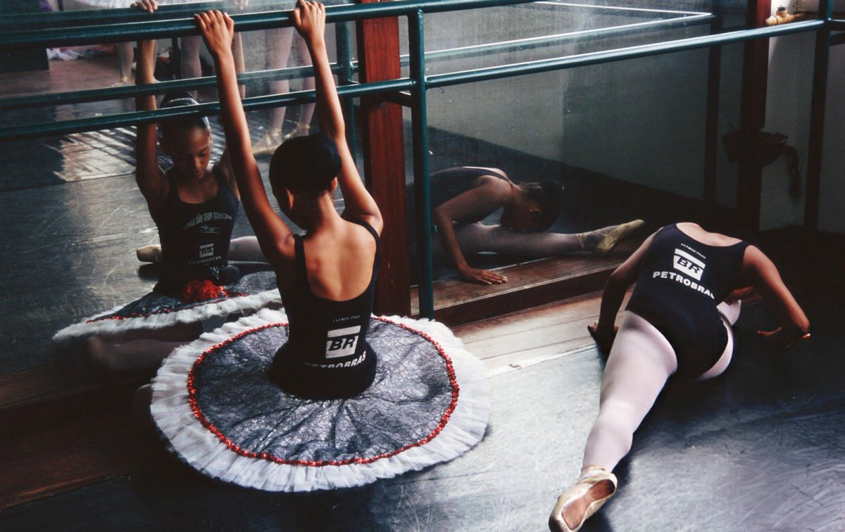 — girls in ballet class in rio de janeiro, brazil, 2004. 🇧🇷🩰

📸 by: christopher pillitz