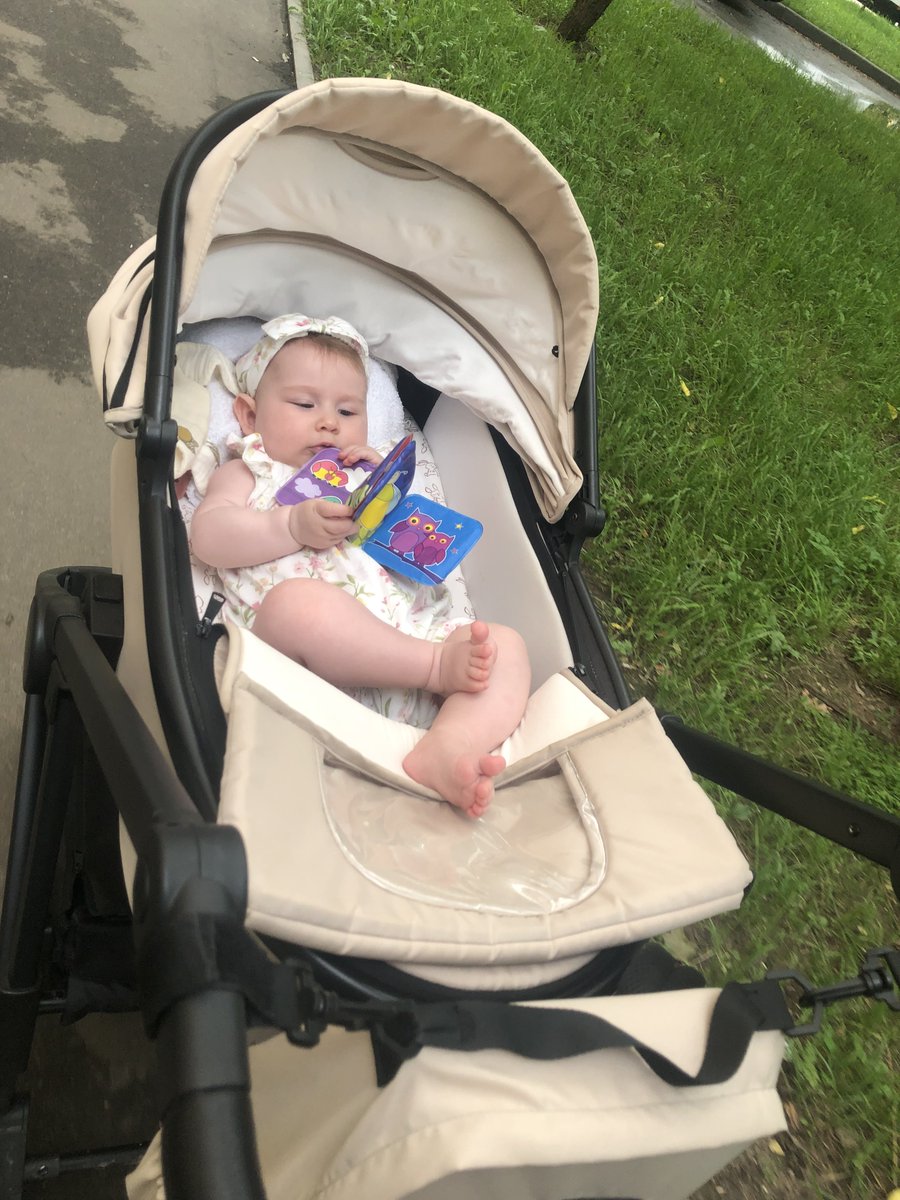 просто чилловая девчонка
отдыхает, читает книжку
всё хорошо 

(в книжке нет букв)