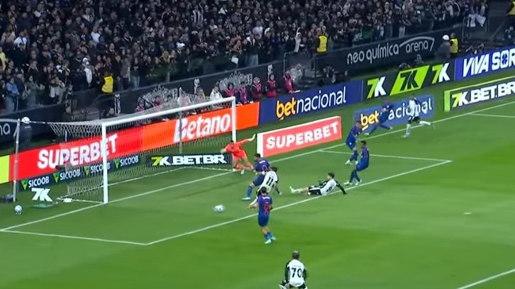 NJanfren's tweet image. Angel Romero quando é titular:

Perdeu 1 gol contra o bragantino.

Perdeu 1 gol contra o são paulo.

Agora perde um gol, contra o Fortaleza com o Corinthians atrás no placar.

Parabéns pra quem ainda aplaude e defende uma merda dessa. Esse cara tem que SUMIR do Corinthians!