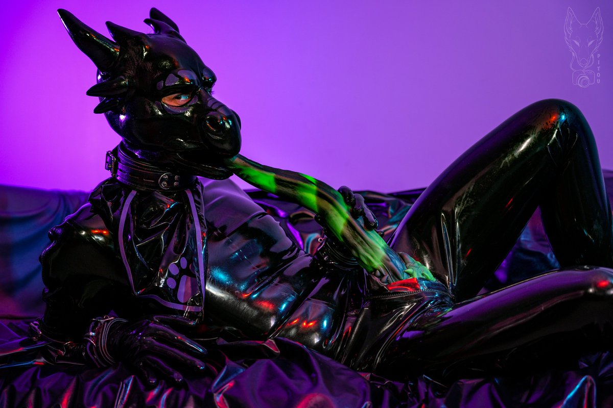 Wanna play with a big toy ? 

📸<a href="/RikouPitou/">Rikou Pitou NSFW</a> 

#Latex #Rubber #LatexDragon #RubberDragon #LatexFur #RuberFur #Shiny