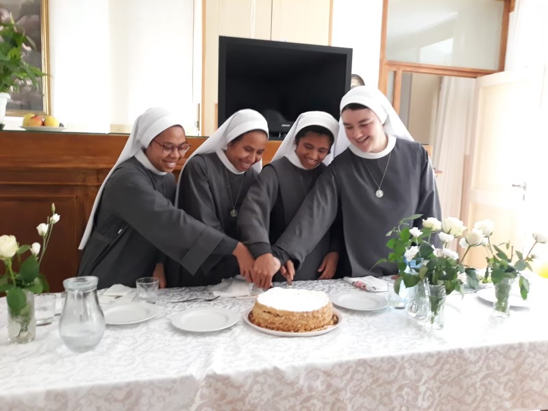 Four Bridgettine Nuns (Order of the Most Holy Savior) in Rome, Italy cutting a cake together. Photo from bridgettines.com/2022/09/11/wel….