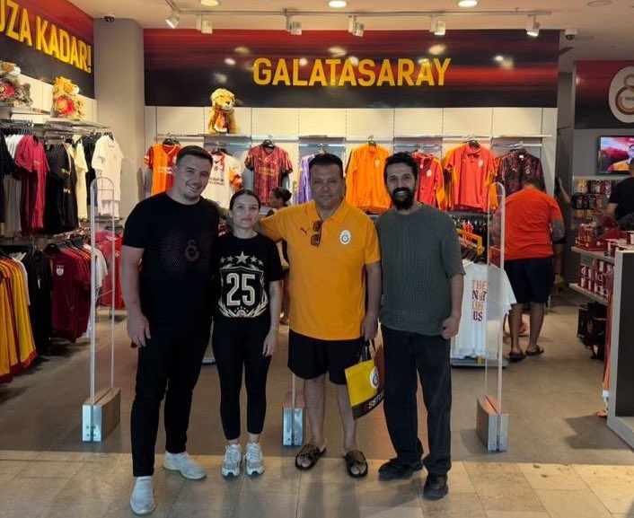 Bodrum Midtown’daki GSStore’da alışveriş yapan iş insanı Dinçer Azaphan, hem Galatasaray taraftarlarını sevindirdi hem de deprem bölgesi Hatay’dan Bodrum’a gelen işçilere hediye alarak gönülleri kazandı.