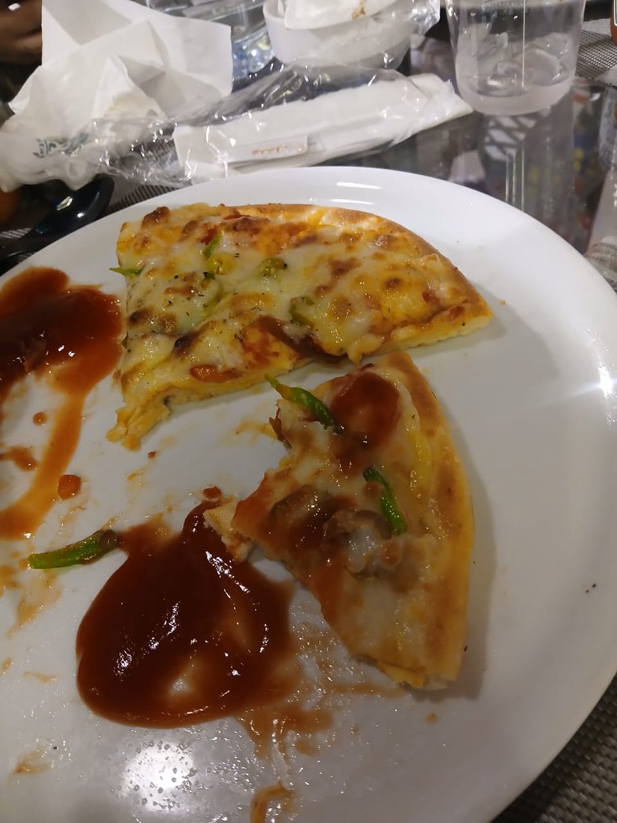 جبت بيتزا ولسا مكتئبه