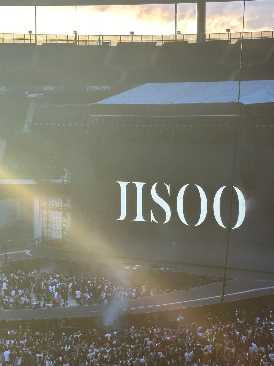 Yoongin1's tweet photo. JISOO 🤍
#BLACKPINK_IN_PARIS_D1 
#blackpinkparis 
#JISOO 
#JISOOINPARIS https://t.co/ZTrDSfTcYz