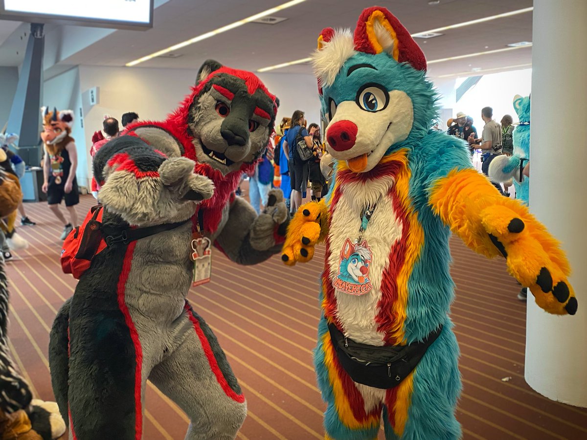 Chillin’ at the con with a cool cat 😎
Always a pleasure to see my local friend Rike! 🐾 #Anthrocon2025 #Anthrocon 

🦁: <a href="/Rike_Lion/">Rike</a>