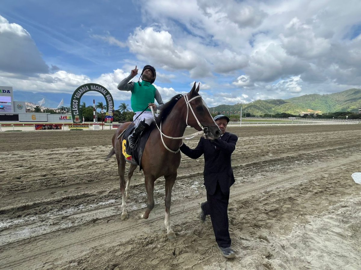 Fotos 📸 | En la 1era. válida para el 5y6 triunfó "Steady" (CHI), con la monta del jinete profesional Jaime Lugo y el entrenamiento de Juan Carlos García Mosquera. 

▫️En el segundo lugar llegó "Legionaria" (5). 

#Hipismo