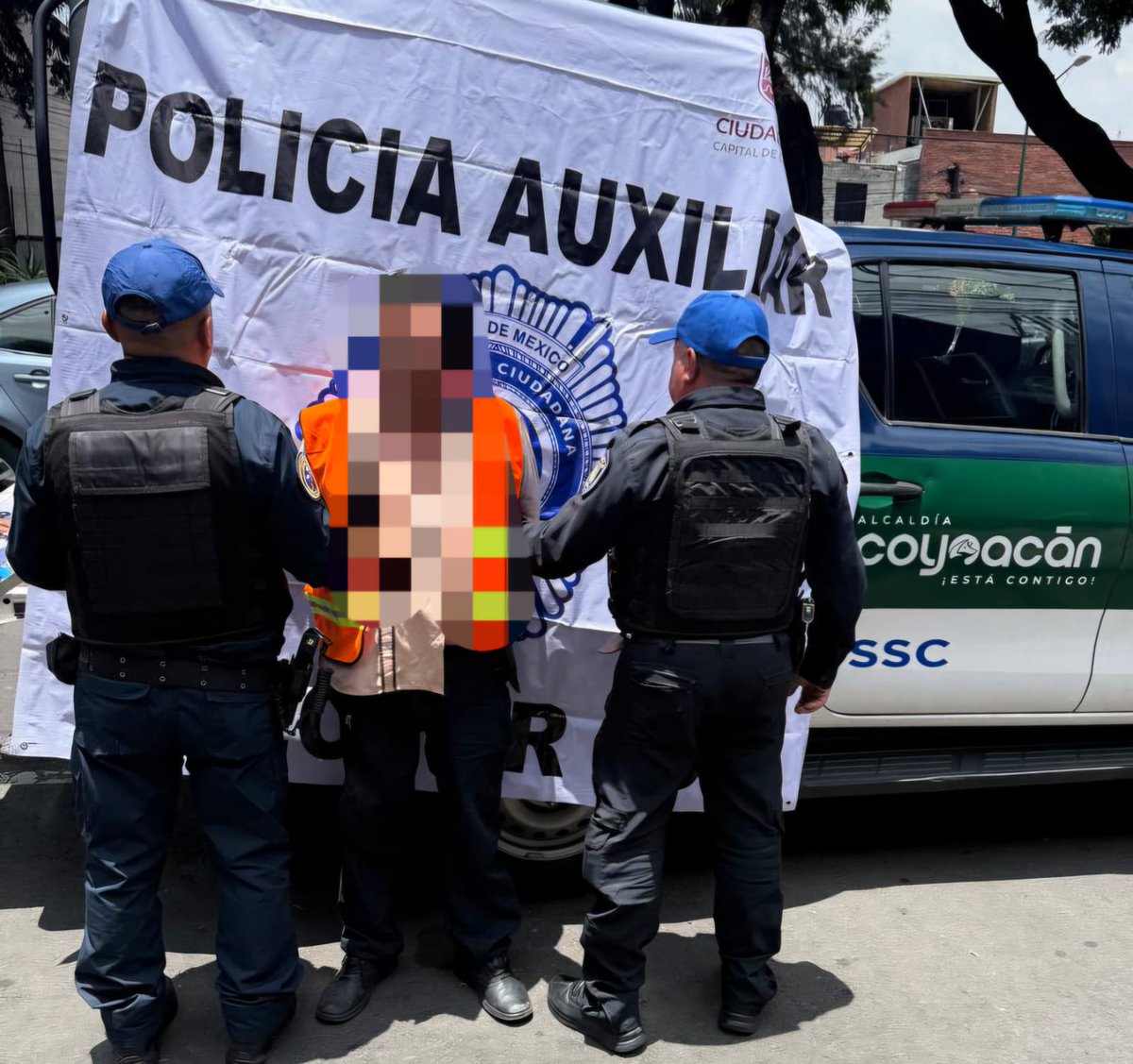Mariano Riva Palacio (@jmrivapalacio) on Twitter photo Detienen en <a href="/Alcaldia_Coy/">Alcaldía de Coyoacán</a> a falso trabajador de servicios urbanos. Ante denuncias presentadas por la presencia de una persona que se hacía pasar por trabajador de la alcaldía que realizaba cobros indebidos por trabajos de
servicios urbanos, personal de Escudo Coyoacán, montó un Detienen en <a href="/Alcaldia_Coy/">Alcaldía de Coyoacán</a> a falso trabajador de servicios urbanos. Ante denuncias presentadas por la presencia de una persona que se hacía pasar por trabajador de la alcaldía que realizaba cobros indebidos por trabajos de
servicios urbanos, personal de Escudo Coyoacán, montó un