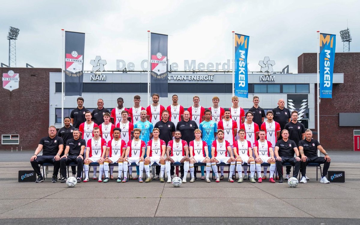 FC Emmen heeft vanavond in een besloten oefenduel op De Toekomst met 2-2 gelijkgespeeld tegen een mix van wisselspelers van Ajax 1 en Jong Ajax. Voor FC Emmen waren Postema en Beukers trefzeker. 

(Foto: Jari Leijssenaar)

#FCEmmen #HIERKOMIKWEG