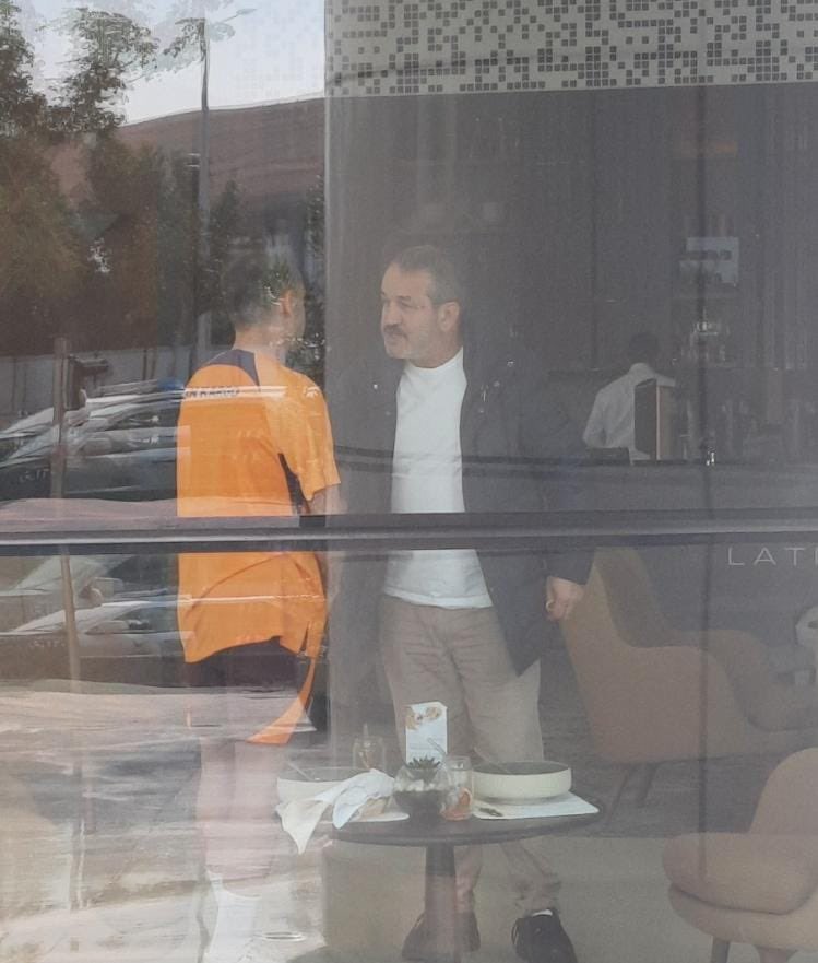 Galatasaray da paylaşımlarından dolayı sosyal medyada herkes sana sallarken sana abi sahip çıktı yanındayız sen çık topunu oyna gerisini biz hallederiz dedi, gıdecem dedin gene destek olan bizdik sana, bu kadar vefaya vefasızlık yaparsan senide yazarız bir kenara ateşe atma