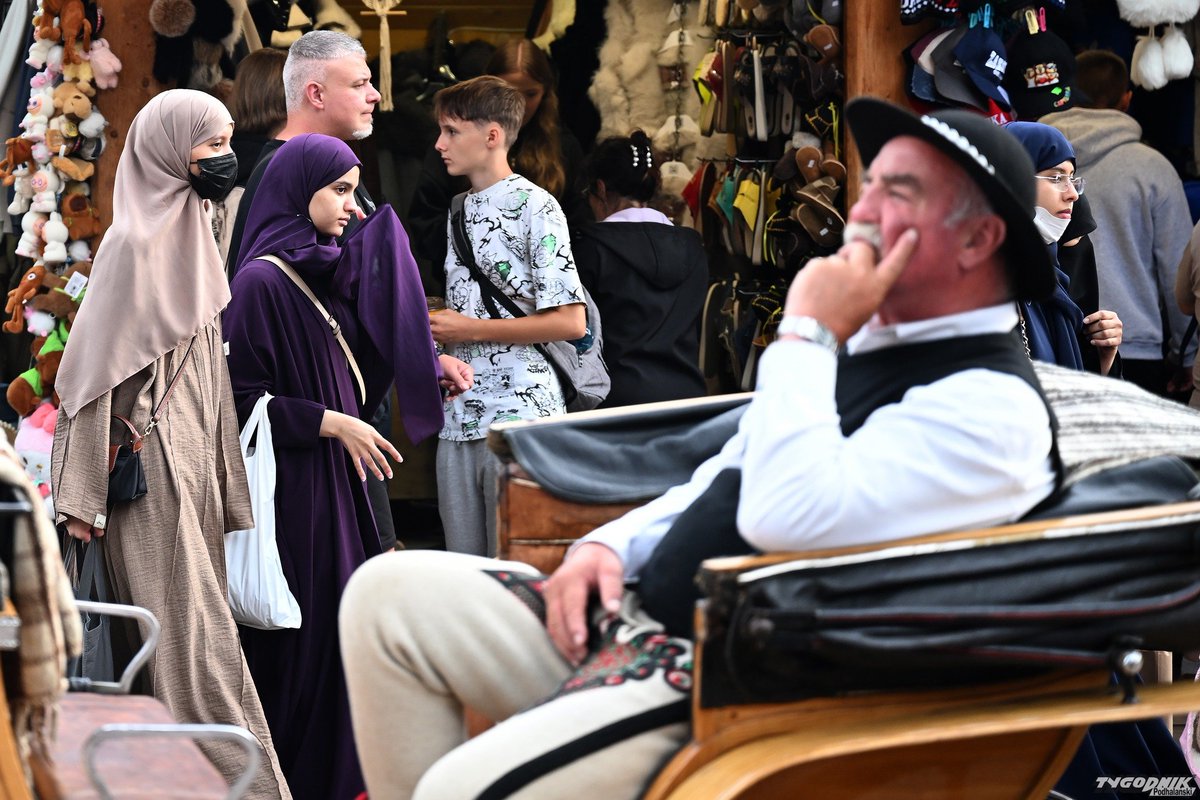 Kochają deszczową pogodę i wcale nie tęsknią za słońcem. Piszemy o arabskich turystach w Zakopanem. Rozmawiamy też z Magdaleną Chebdi, romanistką, absolwentką Uniwersytetu Jagiellońskiego, znawczynią języka i kultury arabskiej, która blisko 40 lat mieszka i pracuje w Tunezji.