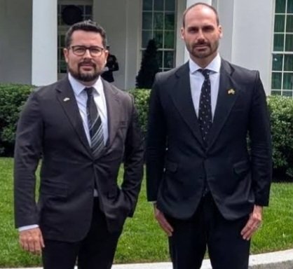 em Suas Orações Inclua <a href="/pfigueiredo08/">Paulo Figueiredo (8)</a> e <a href="/BolsonaroSP/">Eduardo Bolsonaro🇧🇷</a>