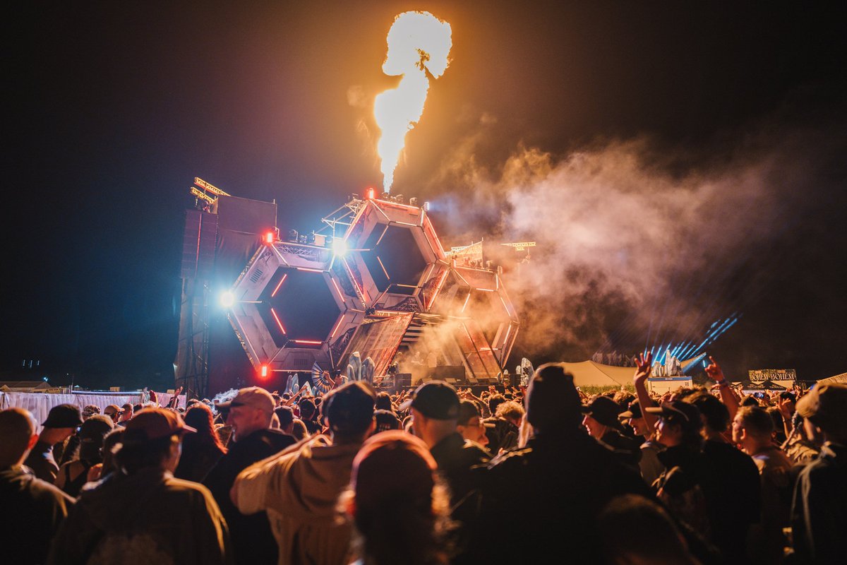 Evolution Chamber (@evocchamber) on Twitter photo Let It Roll Day 1 – Hive Stage Takeover 🦐🔥
An absolute honour to host our own stage at Let It Roll - still processing it all.
From Skrimor's fiery opener to <a href="/hallucinatordnb/">Hallucinator</a>'s crushing close, the energy was nonstop 💣
<a href="/fabioendrich/">Fabio Endrich</a> shout out to our photographer 🖤 Let It Roll Day 1 – Hive Stage Takeover 🦐🔥
An absolute honour to host our own stage at Let It Roll - still processing it all.
From Skrimor's fiery opener to <a href="/hallucinatordnb/">Hallucinator</a>'s crushing close, the energy was nonstop 💣
<a href="/fabioendrich/">Fabio Endrich</a> shout out to our photographer 🖤