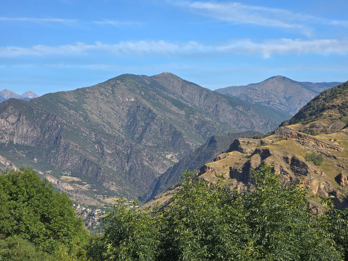 Naturallibres's tweet image. &quot;No veig vestigis d&apos;un inici, ni perspectives d&apos;un final&quot;, que deia el geòleg James Hutton (1726-1797)...

⛰️Aquest matí, sortida geològica amb el @gramp_uab i l&apos;Associació de Persones Amigues del @pnaltpirineu, per escoltar què ens diuen les pedres del #PallarsSobirà 👂