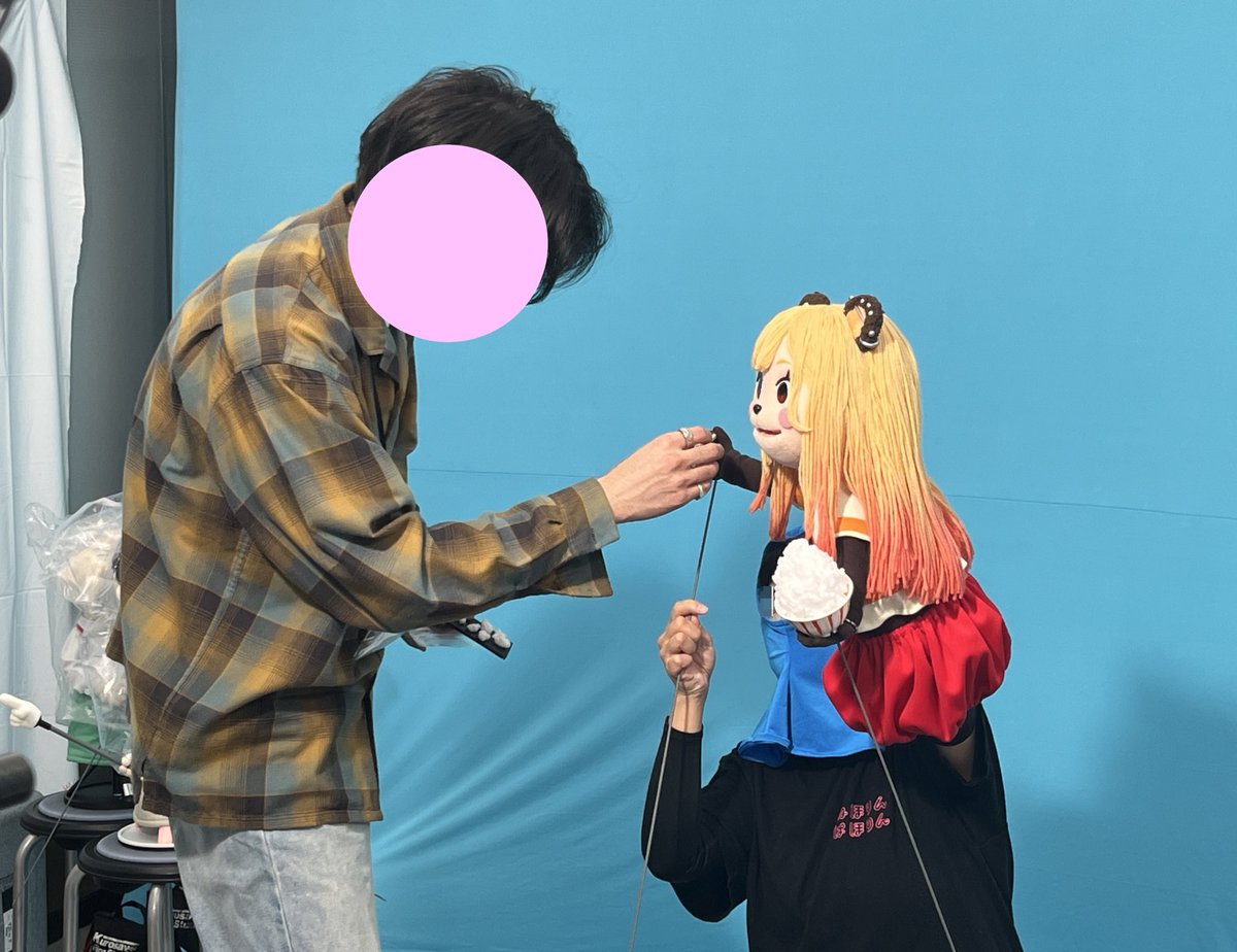 着せ恋17話の人形劇パートは
人形操演の山田はるかさん(<a href="/zazie0809/">山田はるか</a> )
にお力添えいただきました！
そのままでも十分可愛い海夢たちですが、山田さんが動かされた瞬間に本当に海夢たちが生きていると錯覚するリアルな動きと愛らしさで撮影中は終始「かわいい…」と声が上がっていました！#着せ恋アニメ