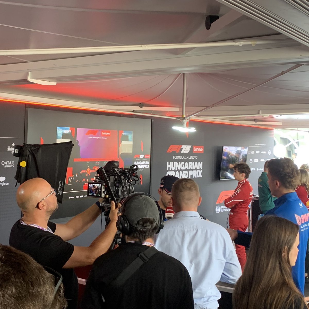 Leclerc saksikan perayaan podium dari press area.