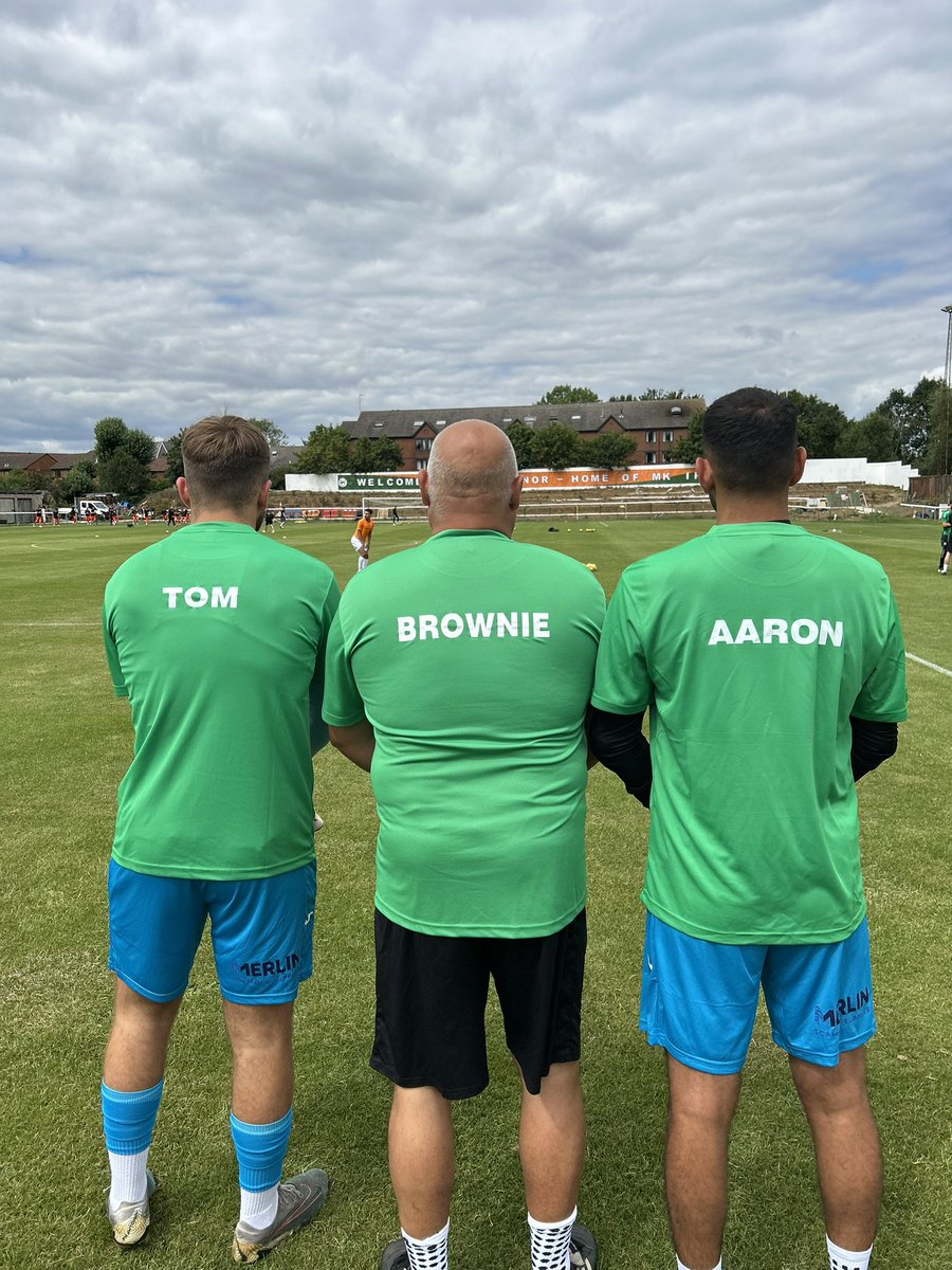 ☘️⚽️ | GK Union 

Shoutout to <a href="/GoalkeeperWarz/">Goalkeeper Warz</a> for sorting the goalkeepers with new warm up tops and gloves! 🧤

Perfect prep for match days and boys appreciate the support ☘️

#NonLeague #UpTheIrish #SouthernLeague