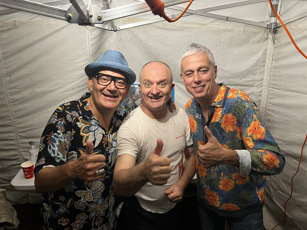 PlanasTeatreCo's tweet photo. 👉Moments molt🔝dels darrers bolos de @tonialba al #RiuresFestival de @ajuntcalonge amb @josecorbacho i @albert_om11; i a la Festa d’Estiu de @AjSils‼️

#Fila8 #ToniAlbà #Humor #Teatre #Comèdia #Cultura #Catalunya https://t.co/9TT3Rm7Bs2