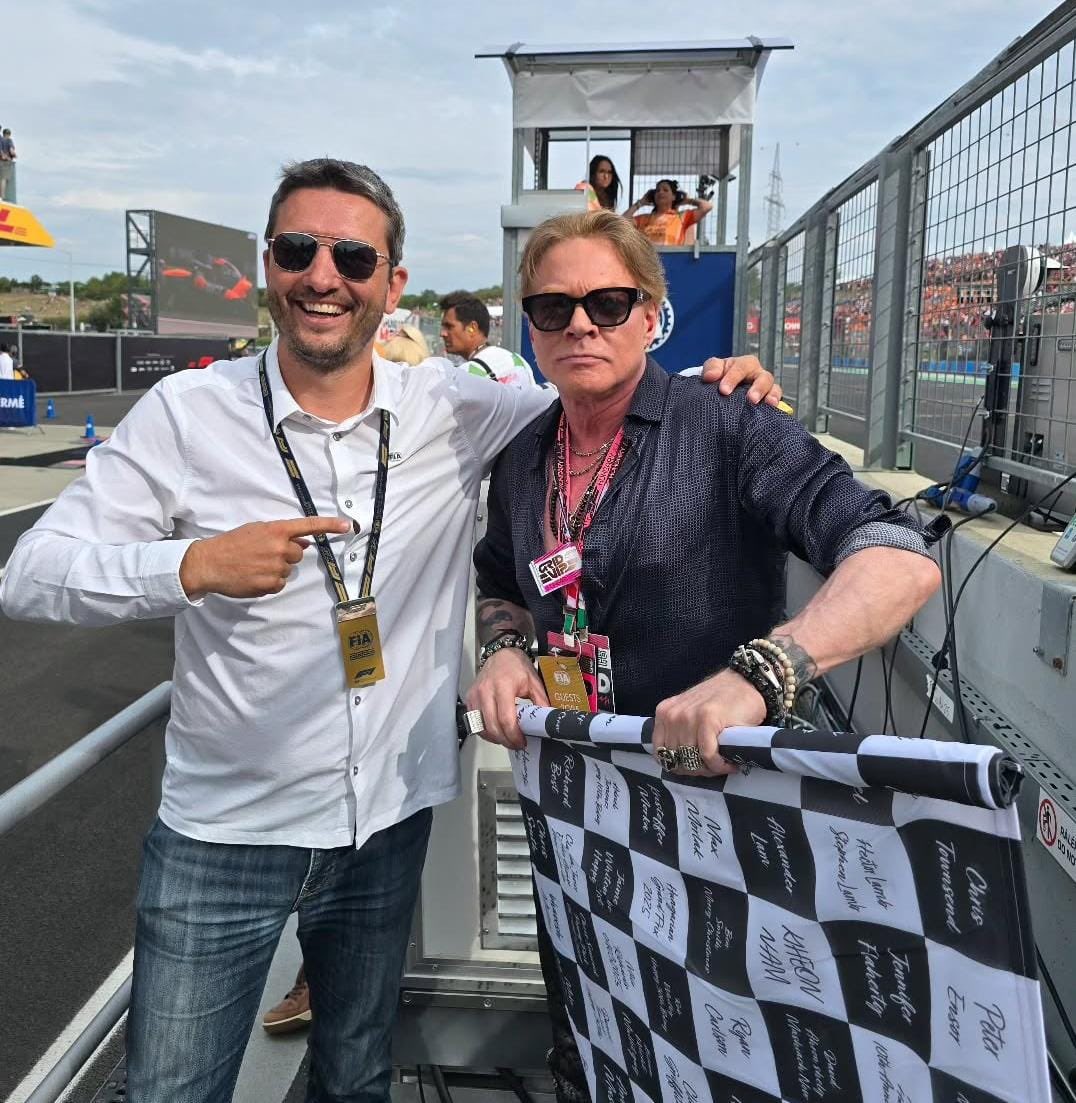 gnrnewsbrasil's tweet image. Axl Rose foi o responsável pela bandeirada hoje no GP da Hungria