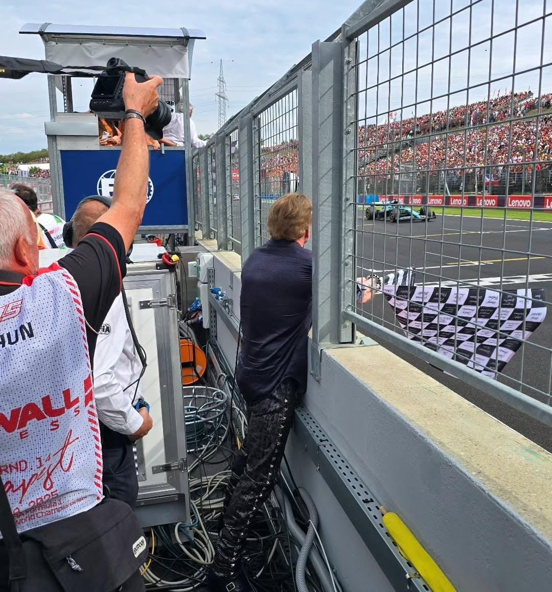 gnrnewsbrasil's tweet image. Axl Rose foi o responsável pela bandeirada hoje no GP da Hungria