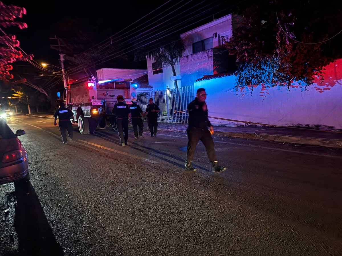 karcila's tweet photo. Desde las 6:30 pm de AYER  Un cable de mediana tensión tirado en la vía pública. CFE no ha venido.  Hubo INCENDIO. Si alguien muere o mi propiedad sufre daños, responsabilizo a @CFEmx @CFE_Contigo @AyuntaMerida @CeciliaPatronL
#W0105959239 https://t.co/bapKMVvrDQ
