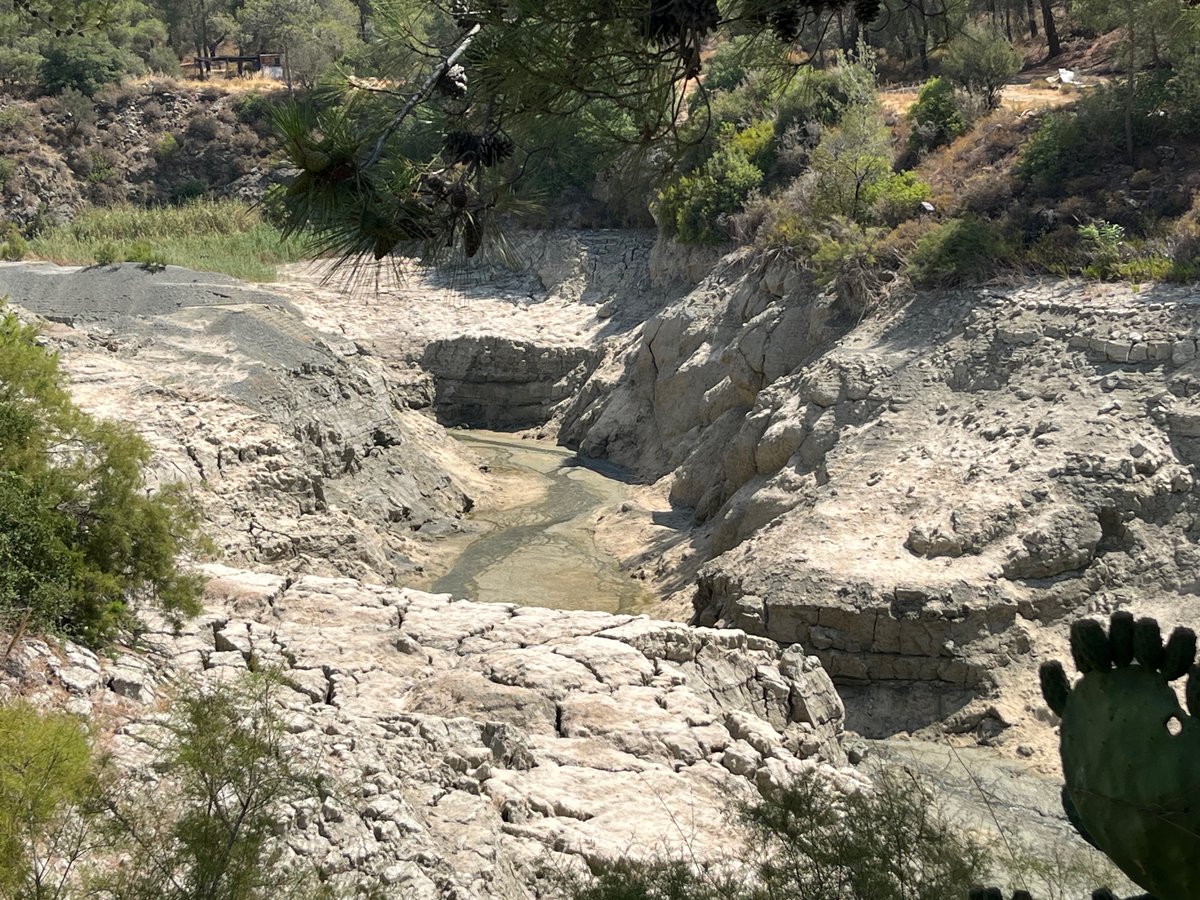 ‼️Όταν τα ελικόπτερα αναζητούσαν νερό για πυρόσβεση το φράγμα του Σαϊττά ήταν κατάξερο.

10 τεκμήρια για το πώς φτάσαμε σε αυτή την κατάντια.

1⃣ Αυτός είναι ο υδατοφράκτης του Σαϊττά σήμερα. Δεν έχει σταγόνα νερού. Από το 1954 όταν κατασκευάστηκε δεν βρέθηκε ποτέ σε αυτή την