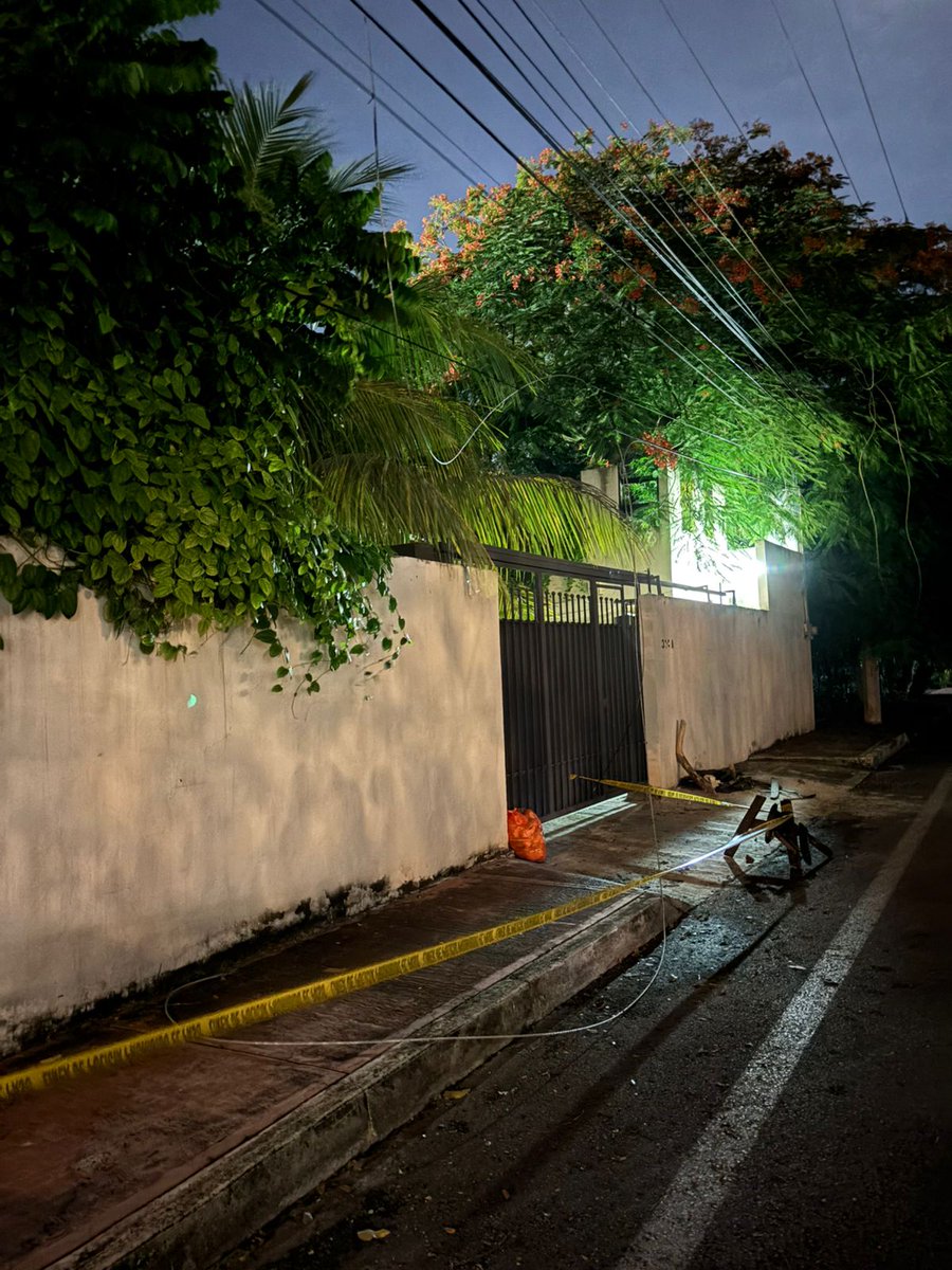 karcila's tweet photo. @CFE_Contigo @CFEmx  @AyuntaMerida @CeciliaPatronL a las 6:30 pm DE AYER un cable de media tensión provocando 
un INCENDIO Llegó la policía los bomberos, CFE AUN SIN LLEGAR. SOLUCIÓN una cinta en la calle sin alumbrado y un cable listo para ELECTROCUTAR A CUALQUIERA W0105959239 https://t.co/2g65axdaPN