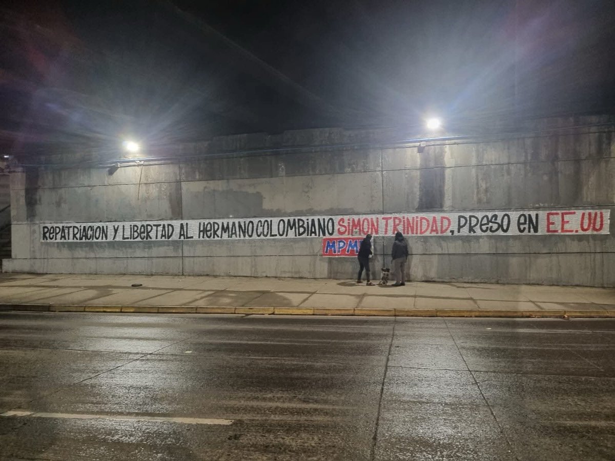 Solidaridad en las calles de Santiago de Chile.
In the street Sin Santiago, Chile.
Libertad para Simón Trinidad.
#simonlibertad
Committe to free Simón Trinidad 
facebook.com/share/1G4bCRDw…