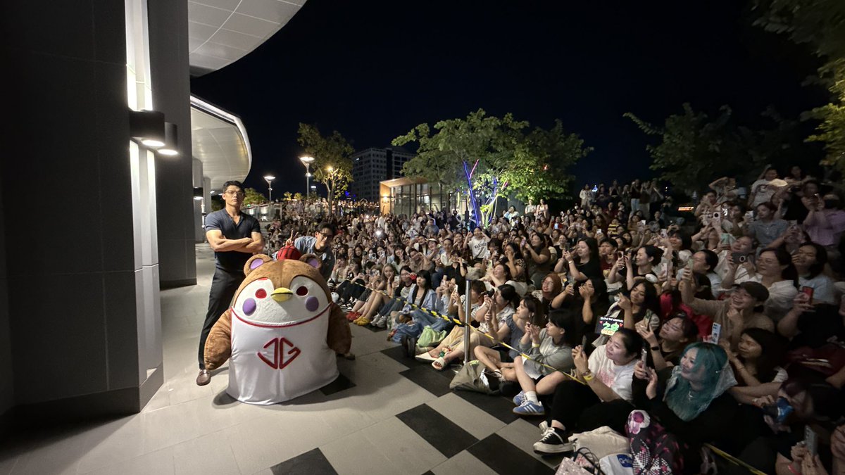GmmtvShop's tweet photo. จอส - กวิน และ GUINZLY ดีใจที่ได้เจอทุกคนวันนี้น้า ขอบคุณที่เอ็นดูและต้อนรับ GUINZLY เป็นอย่างดีนะครับ แล้วมาเจอกันใหม่น้า

@Josswayar @gawincaskey

#มหกรรมนิยายนานาชาติ2025xJG
#GMMTV https://t.co/F2ADB1Wk6v