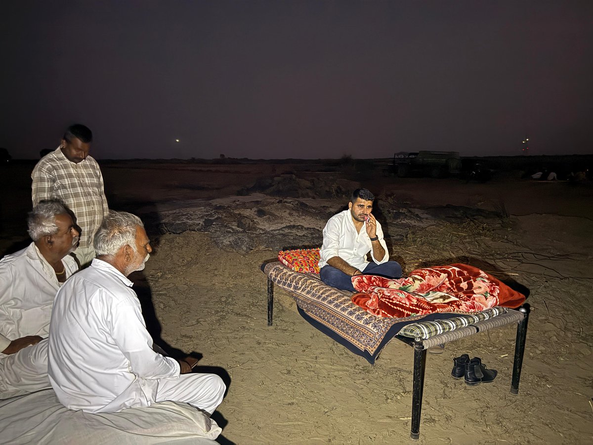 Bharat 360° News (@bharat360degree) on Twitter photo राज्य वृक्ष की राख पर सोये रविन्द्रसिंह भाटी
#Rajasthan #RajasthanWithB360 #बरियाड़ागांव <a href="/RavindraBhati__/">Ravindra Singh Bhati</a> राज्य वृक्ष की राख पर सोये रविन्द्रसिंह भाटी
#Rajasthan #RajasthanWithB360 #बरियाड़ागांव <a href="/RavindraBhati__/">Ravindra Singh Bhati</a>
