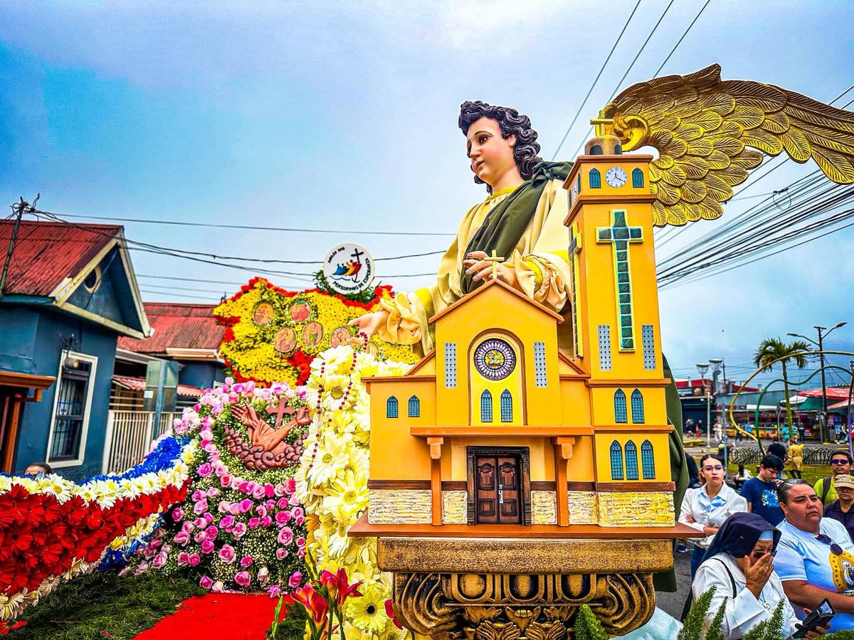 notiscartago's tweet photo. #Pasada
#Tradiciones
 ¡Ya llegó la carroza floral que trasladará a la Virgen de los Ángeles! 🚛🌸
Con gran alegría les compartimos estas imágenes de la carroza adornada con flores que llevará a la" Negrita" desde su Santuario hasta la Catedral de #Cartago. https://t.co/3FAhhjl0Fc