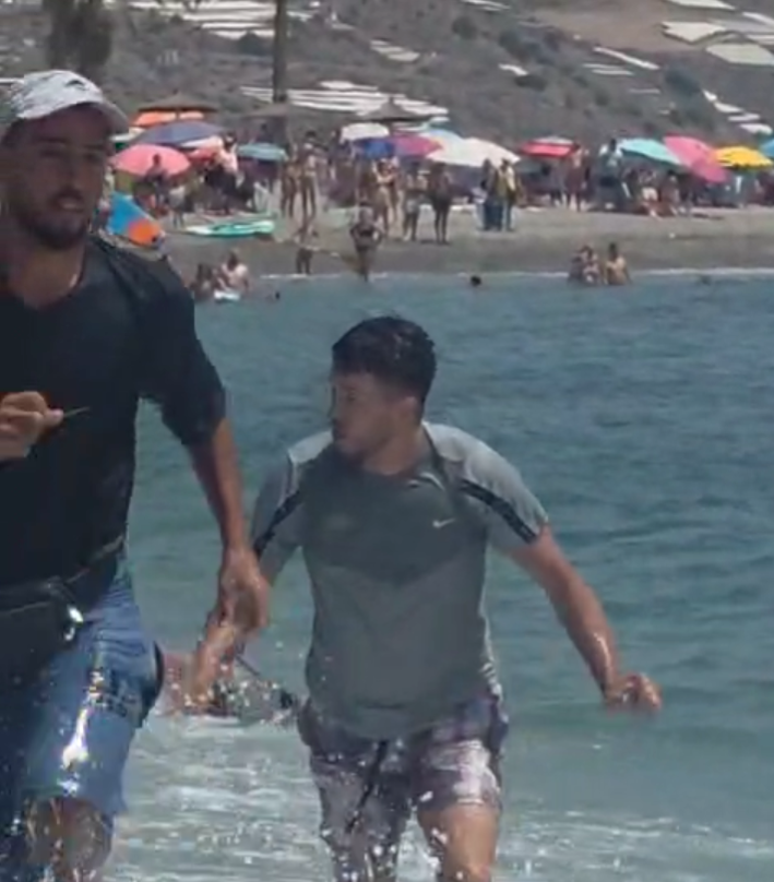 Motril__Digital's tweet photo. #CastelldeFerro II Desembarco en Castell de Ferro: una narcolancha deja a una quincena de jóvenes inmigrantes ante la mirada de los bañistas
(Carchuna, Calahonda, Motril, Salobreña, Gualchos) https://t.co/ufrUabat3E