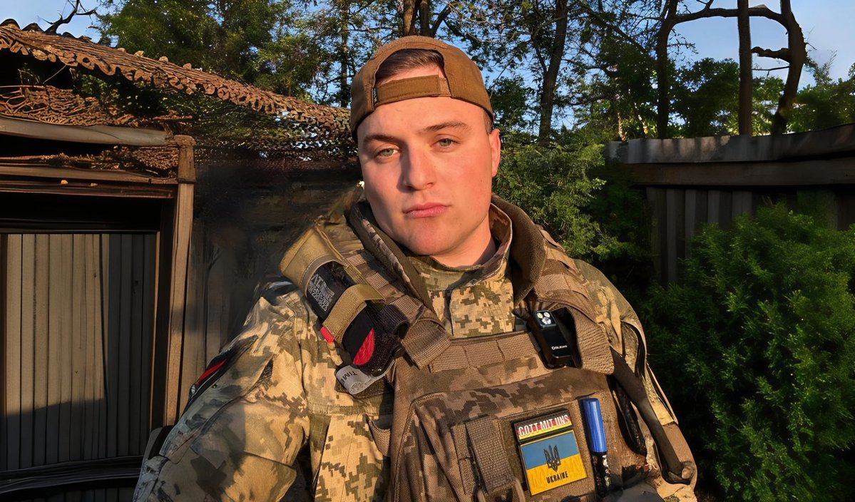 1/ "I didn't sit in the trenches to capitulate to geopolitical illiterates at home."

A 22-year-old German fought for Ukraine. 

When he came home, his "freedom-loving" party, <a href="/AfD/">AfD</a>, tried to silence his free speech.

He refused.

Wait till you see what they did next 🧵⤵️
