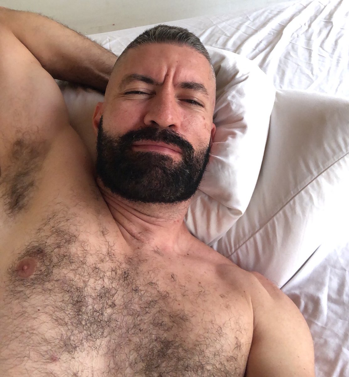 hugo_r_r_r's tweet image. Completa la frase:
“Los domingos por la mañana son para _________.”