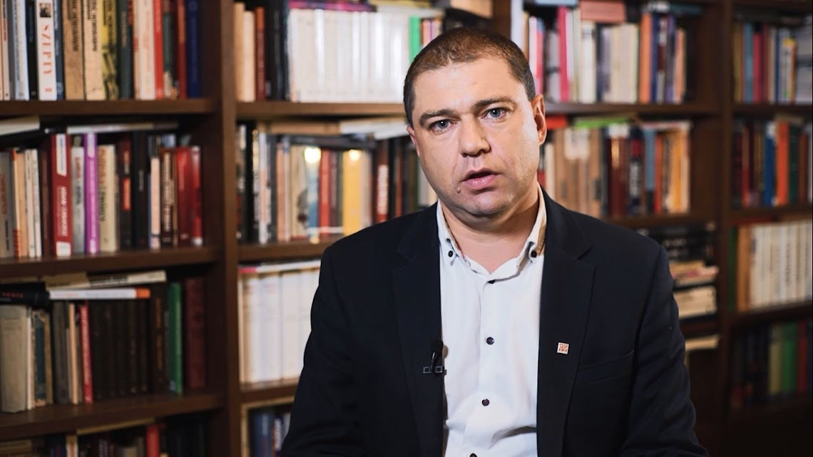 >Zaproś lewicowca na wywiad

>Miej porozmawiać o 20 tematach 

>Kłócisz się o prywatyzację edukacji przez półtorej godziny.

Trzecirazwtymtygodniu.jpg
(A link do całości w opisie)