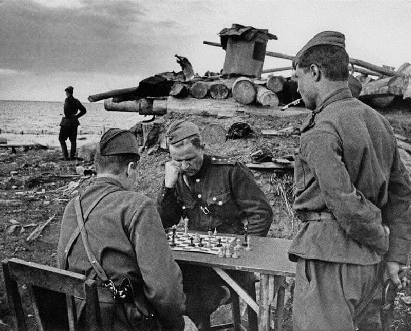 Корреспондент «Дейли мейл» Негли Фарсон:

«Вагон был полон русскими лётчиками офицерами. Трое из них имели орден Ленина, высшую награду Советского Союза. Они начали задавать самые удивительные вопросы: «Читал ли я Байрона?», «Какой поэт лучше: Байрон или Шелли?». 

⬇️