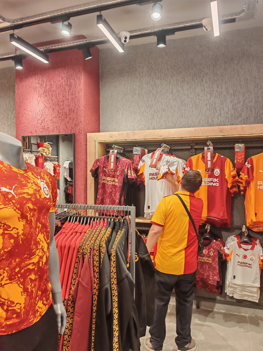 CİMBOM ÇAĞIR YETER!
#SoloilGalaDay coşkusuyla ultrAslan Kırklareli olarak GSStore mağazasındaydık!
Galatasaray’a olan sevgimizi sadece tribünlerde değil,
GSStore’dan yaptığımız her alışverişle de gururla gösteriyor, takımımıza yürekten destek veriyoruz. 
#uAYurtiçi #uAKırklareli