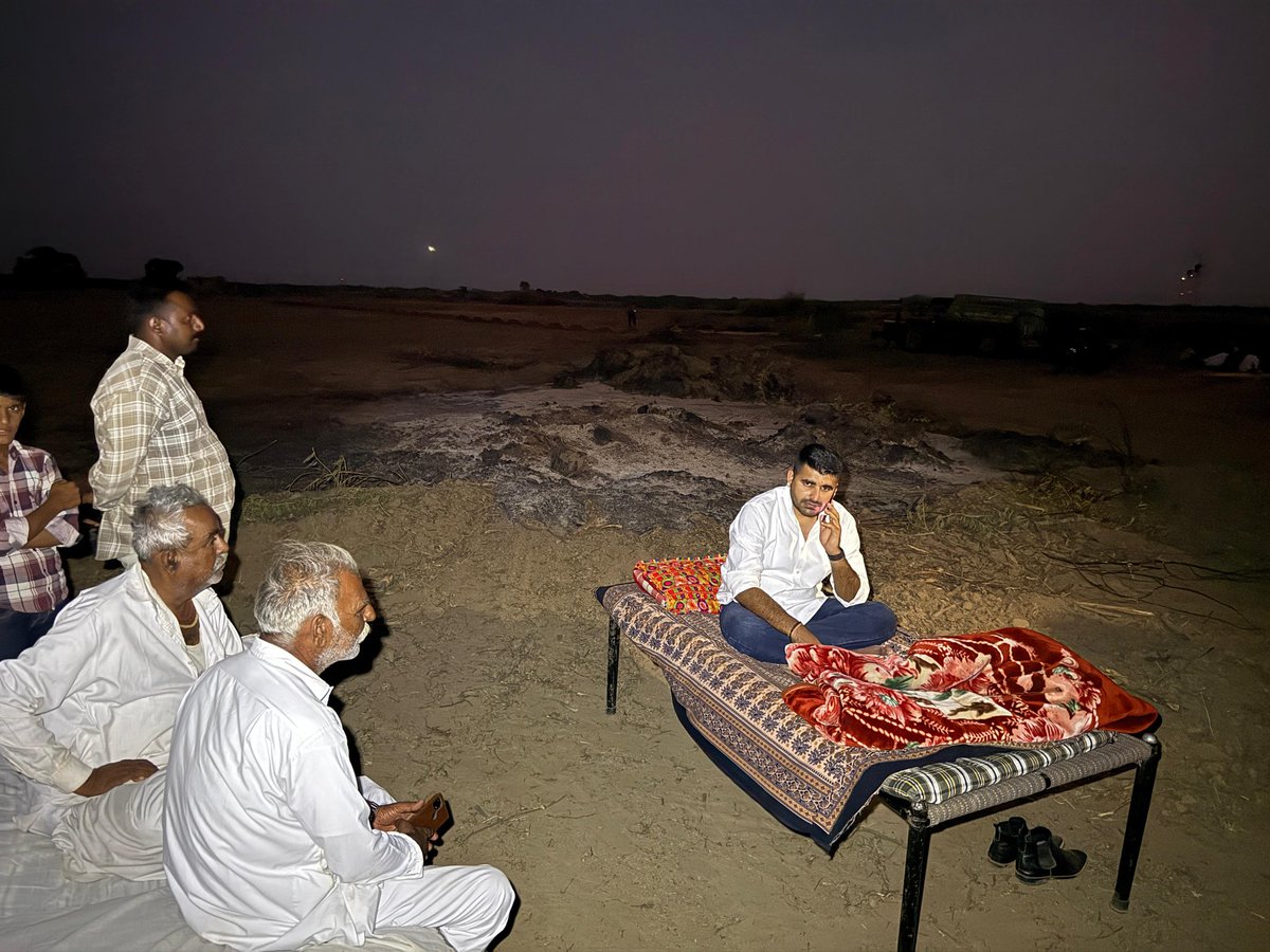 gssjaisalmer's tweet image. हम एक तरफ़ एक पेड़ माँ के नाम लगा रहे है वही दूसरी और 100-100 पेड़ किसके नाम पर काट रहे है.!!
@RavindraBhati__ 
#खेजड़ी_बचाओ