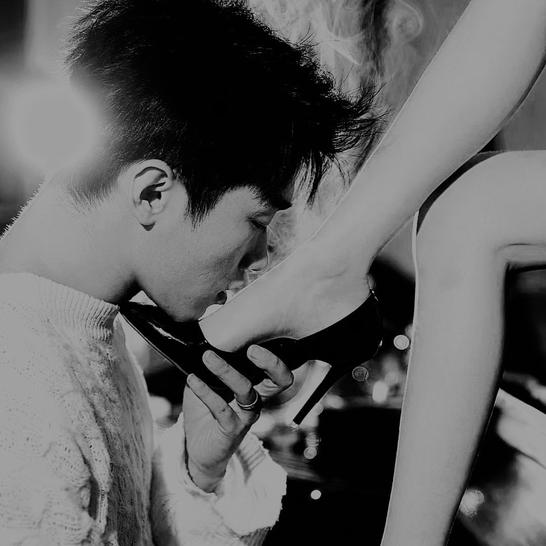 REDRUMDOMINUS's tweet image. ︎
 ︎
It’s Seductive Sunday &amp;amp; here to remind you that if you don’t adore and worship the ground they walk on, someone else will. Me for instance. So don’t slip the fuck up.

 ︎