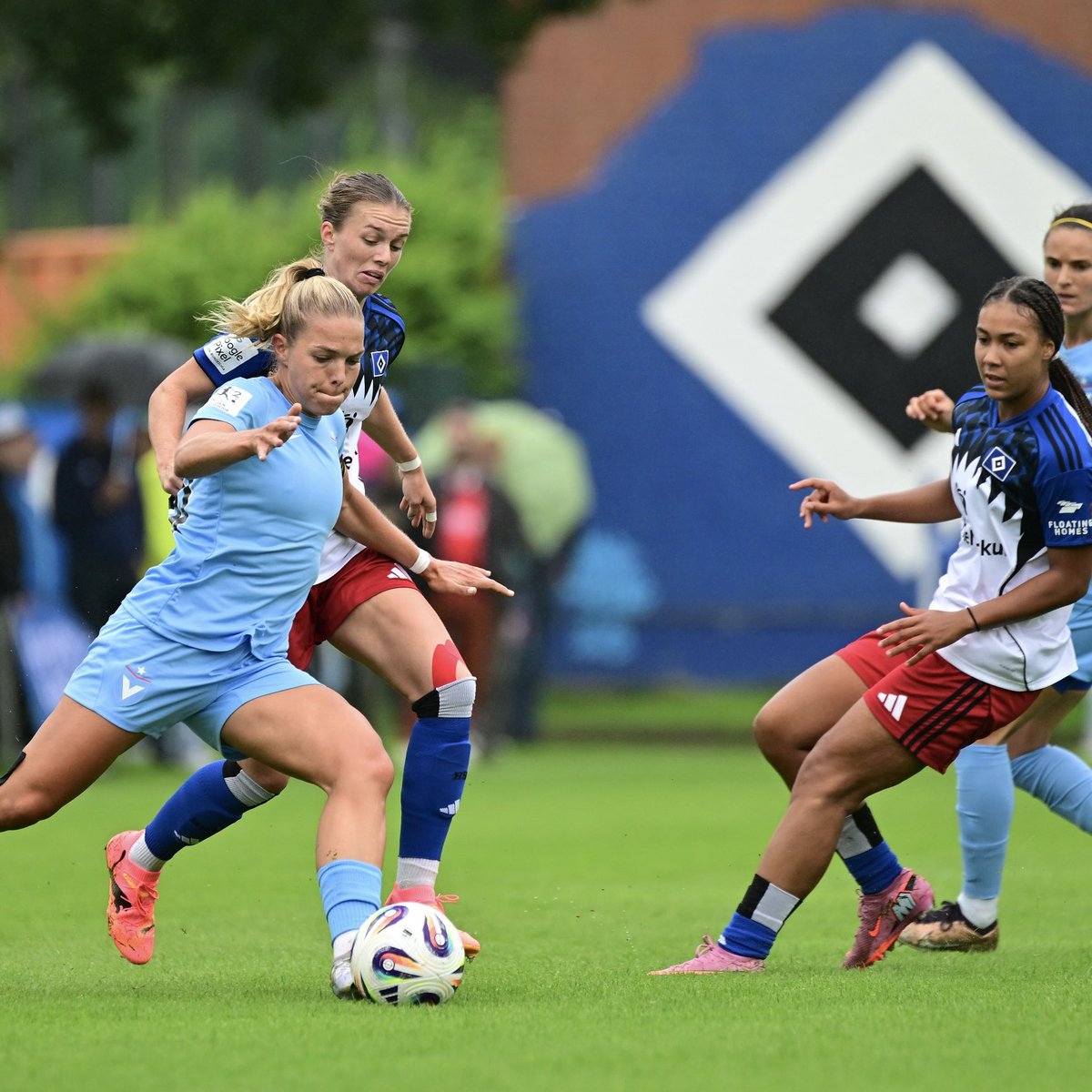Unser Testspiel gegen Viktoria Berlin zum Nachlesen ➡️ bit.ly/HSVFrauen1022

#nurderHSV

📸 Lobeca/DerSportfotograf