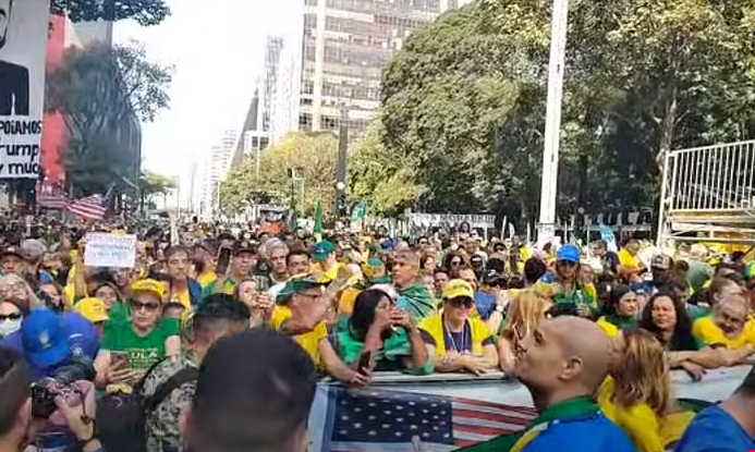 Avenida Paulista, 12:49h.
Repleta, faltando 1:15h para o início marcado.