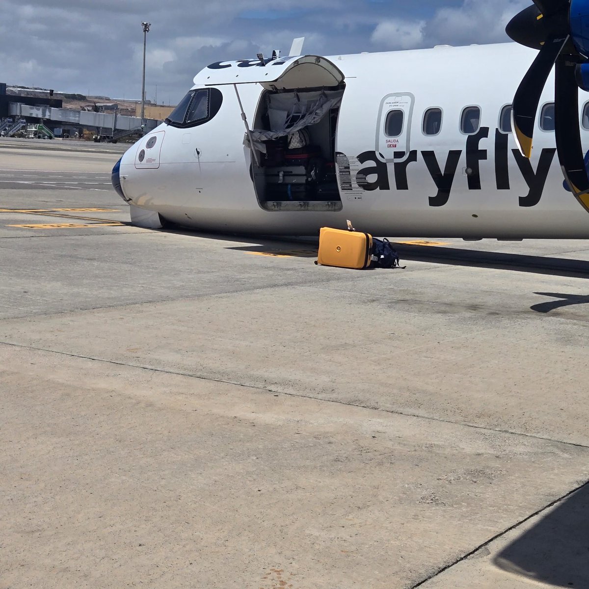 laradiocanaria's tweet image. 🔴 #ÚLTIMAHORA | Un avión de la compañía CanaryFly experimentó una incidencia técnica en el tren de aterrizaje delantero mientras operaba en el Aeropuerto de Gran Canaria.

Informa @AENA que el suceso no provocó alteraciones en la operatividad.

#InformativosLRC