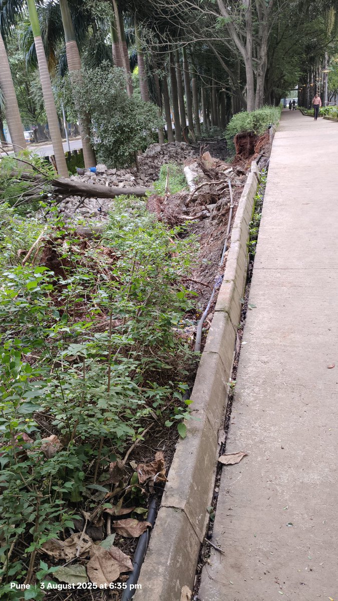 MegapolisResdnt's tweet photo. The @MegapolisPune common park is owned and maintained by @Kumarproperties - completely damaged with broken boundary walls for months. No repair! No action! Dangerous! @OfficialPMRDA @midc_india @CREDAIPune @geradevelopment
#MegapolisPune #hinjawadi #KumarBuilder #pune #park https://t.co/n0oyh4fttE
