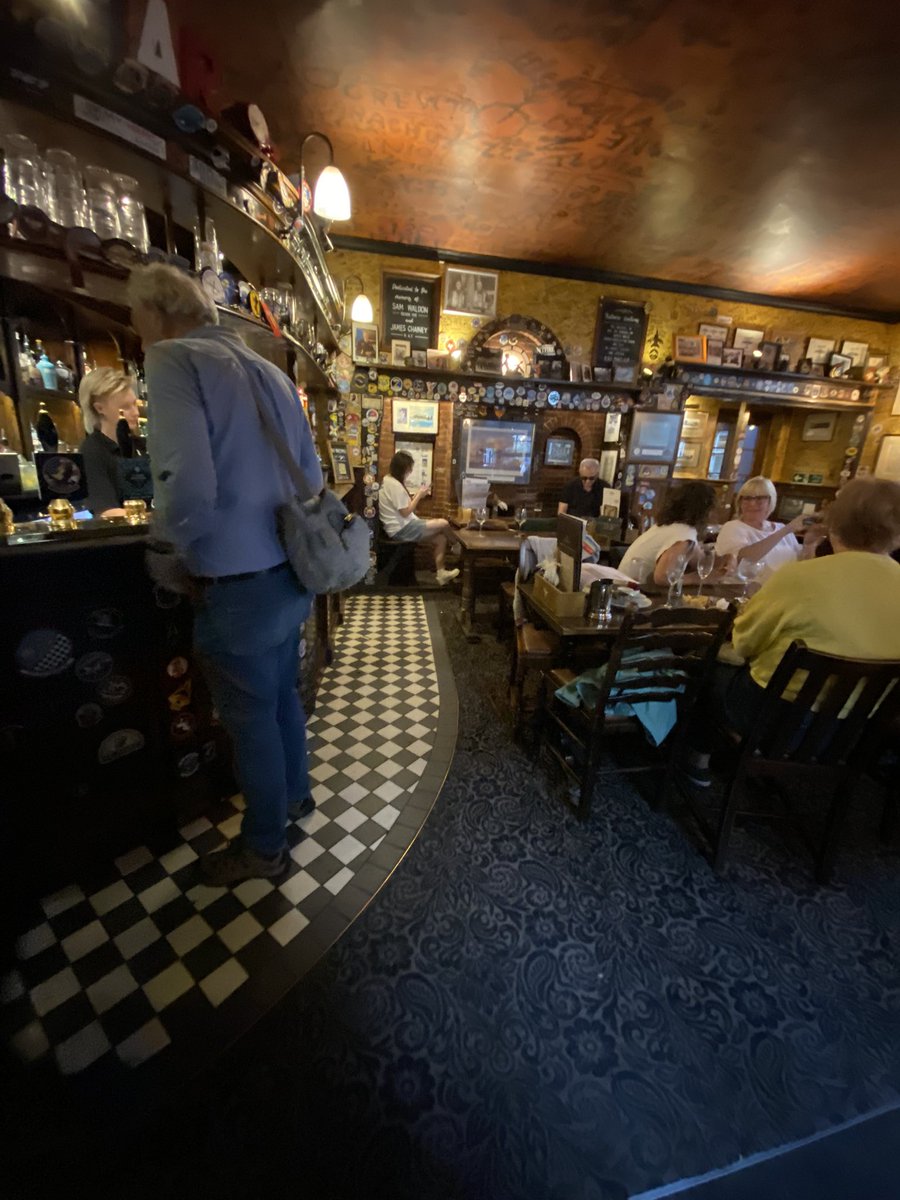 Aprovecharé cada oportunidad para reivindicar a la ignorada Rosalind Franklin, quien aportó las fundamentales imágenes de cristalografia de rayos X
Y lo hago desde el Eagle, el pub en Cambridge donde venían Watson y Crick y anunciaron su+