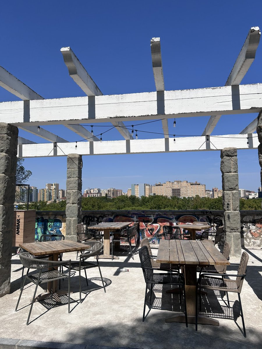 jqlahoz's tweet photo. Antiguo Mirador del cabezo,ahora terraza con bombillas. Ocupada toda la superficie con mesas, sin vistas ni acceso y,por supuesto,sin adecuar el lamentable estado. Hostelería así,no. Es un parque  @ChuecaNatalia @zaragoza_es @ZGZDenuncia https://t.co/UGrjYs25H0