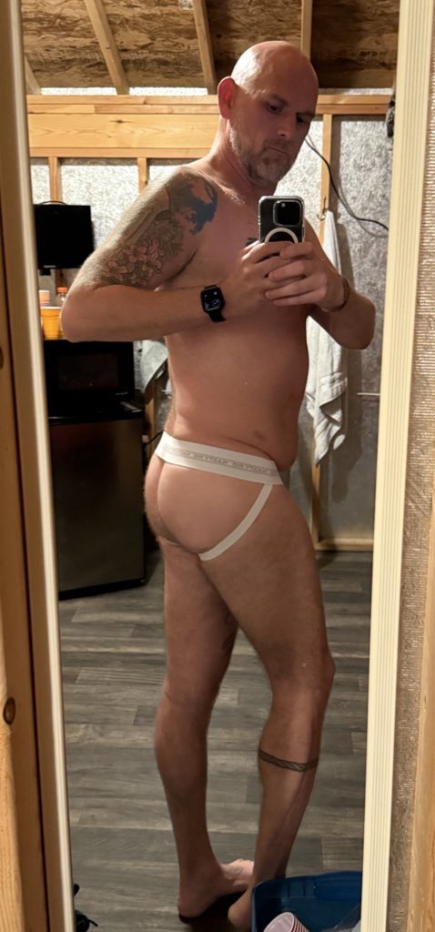 Realizing I don’t have near enough pics of my ass. This 🍑 needs more attention.