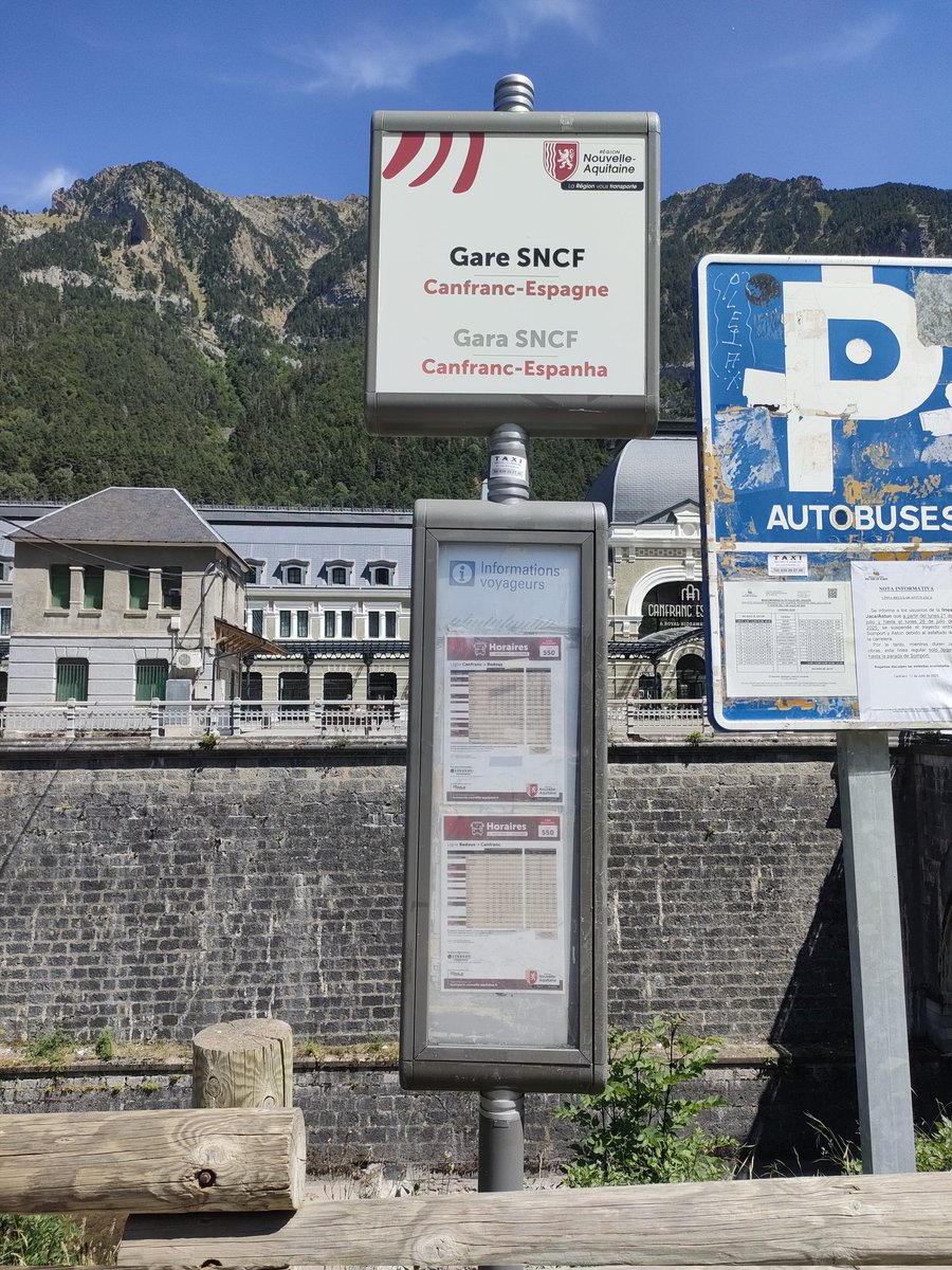 Un detalle que a muchos pasa desapercibido: la compañía estatal francesa de ferrocarriles tiene estación en Canfranc. ¡Ojo! que no es ninguna tontería.
