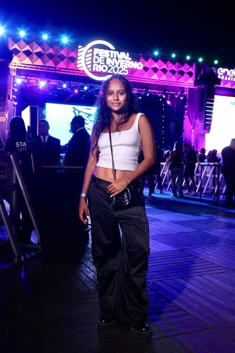 PERFEITA! Duda Santos esteve presente ontem no festival de inverno no Rio.