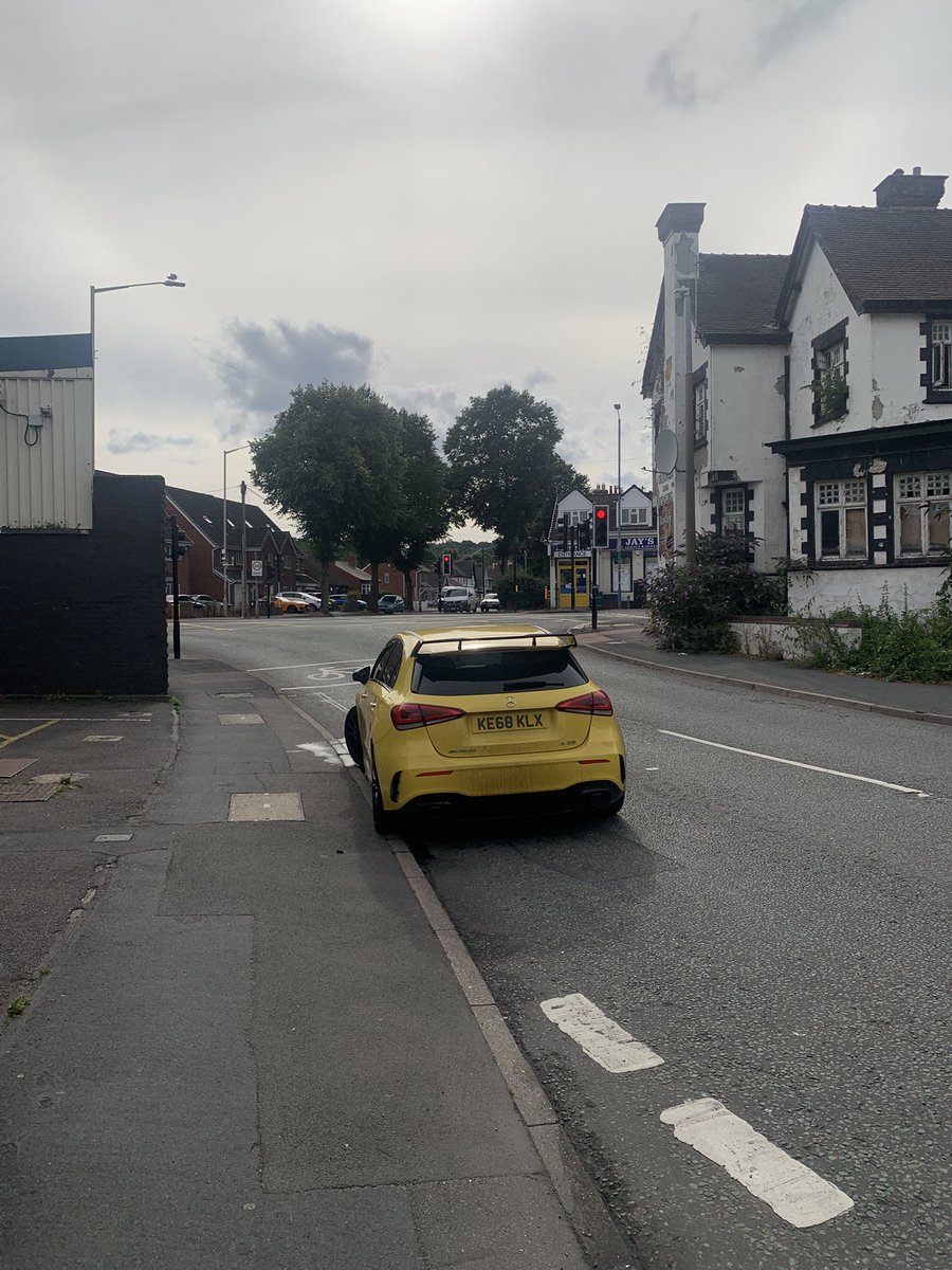 Allthingsbrig00's tweet photo. @WMPolice this has been there all day. Castle street. Right by the traffic lights- I’d say a bit of a nuisance. https://t.co/LGXlD1I6PK