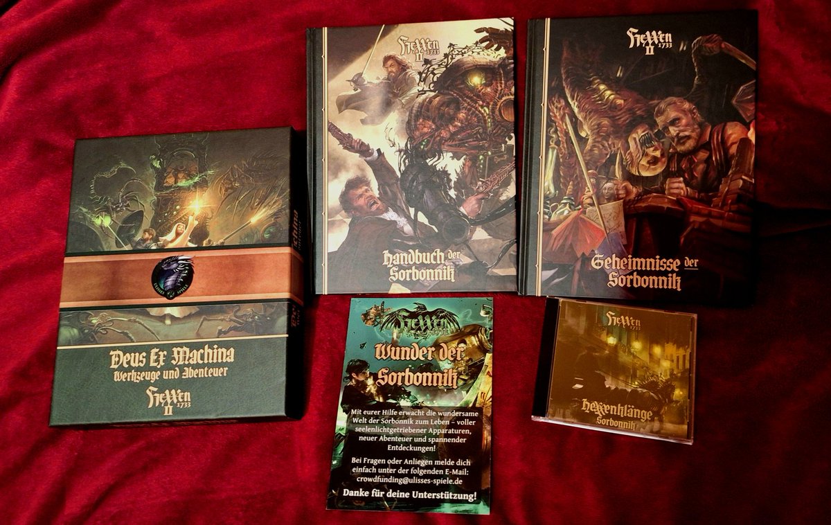 #NeueSachenBeiSandfox
Erst gestern ist das Paket aus dem Crowdfunding zum Thema Sorbonnik für daie zweite Edition des barocken Action-Horror-Rollenspiels #HeXXen1733 eingetroffen.
Dadurch kann ich jetzt tief in die bizarre Seelenlicht-Technologie des Settings eintauchen.